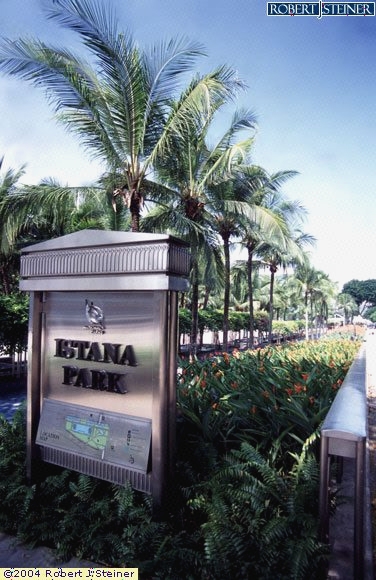 Istana Park, Signage